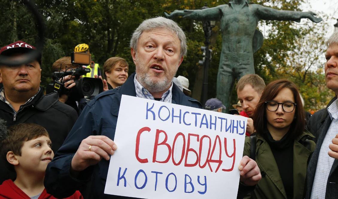 En demonstrant i Moskva kräver att aktivisten Konstantin Kotov släpps fri. Foto: Alexander Zemlianichenko/AP/TT