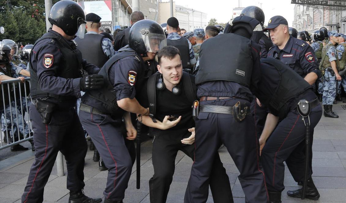 Ryska poliser griper en man under helgens demonstrationer i Moskva. Foto: Alexander Zemlianichenko/AP/TT