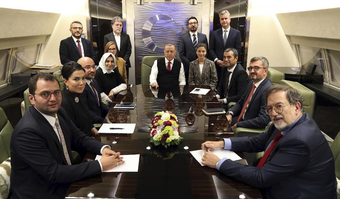 
Turkiets president Recep Tayyip Erdogan omgiven av journalister och rådgivare ombord på det flygplan där han svarade på frågor från inhemsk media. Foto: Presidential Press Service/AP/TT                                                