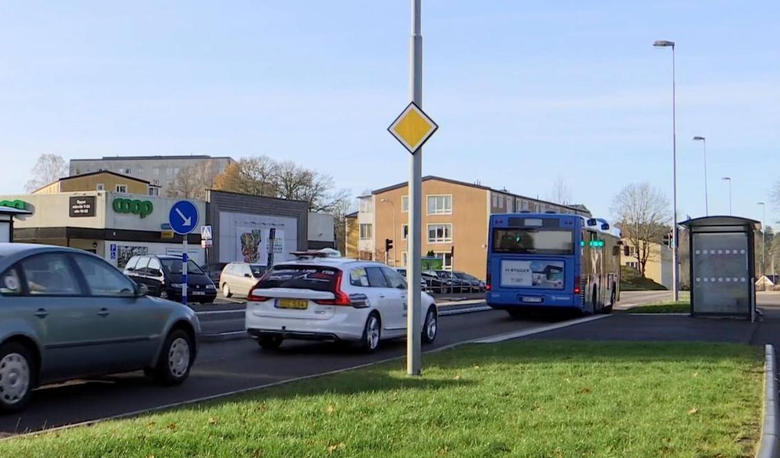 

Uddevalla kommun byggde om tre busshållplatser. Nu ska de återställas. Foto: Skärmdump/SVT                                                                                                