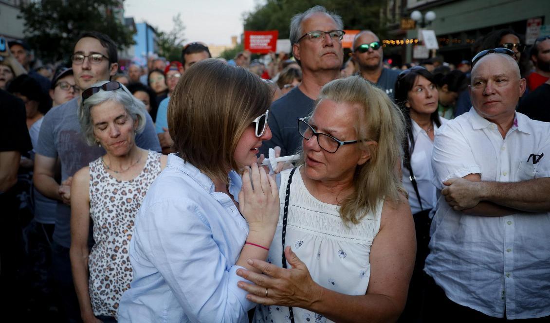 Sörjande tröstar varandra i Dayton i Ohio. Foto: John Minchillo/AP/TT