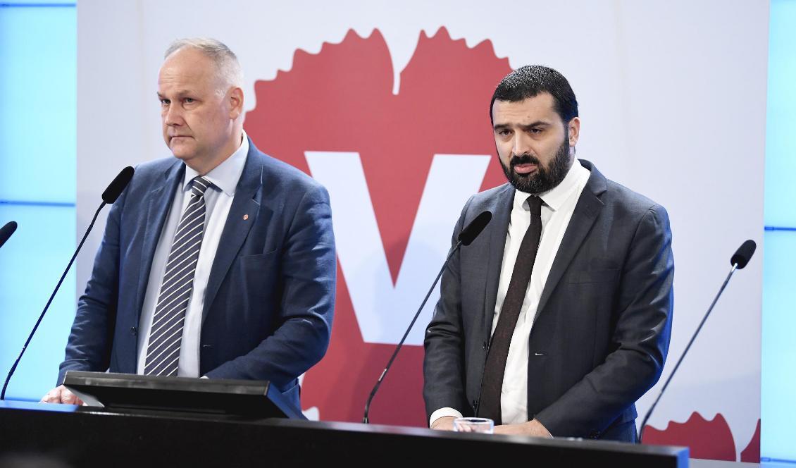 Vänsterpartiets ordförande Jonas Sjöstedt och riksdagsledamot Ali Esbati hotar med att väcka misstroende mot arbetsmarknadsminister Eva Nordmark (S). Foto: Jessica Gow/TT