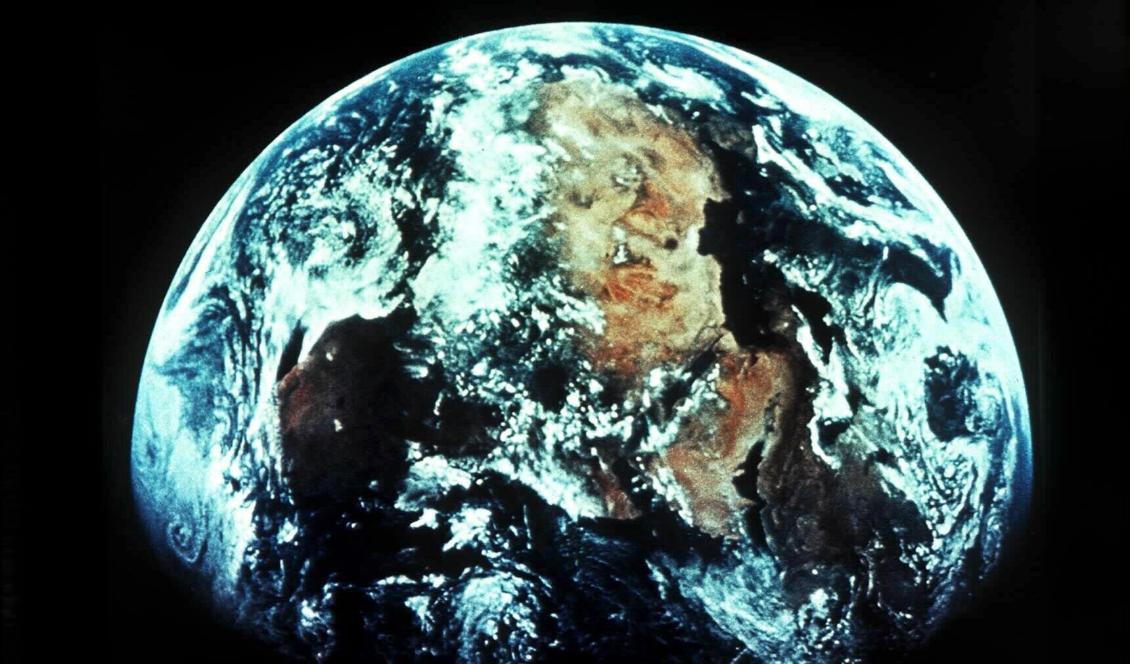 Jorden - sedd från satellit 1998. Nu, när jorden passerat läget då solen står i zenit över ekvatorn, blir natten längre än dagen. Foto: TT-arkivbild