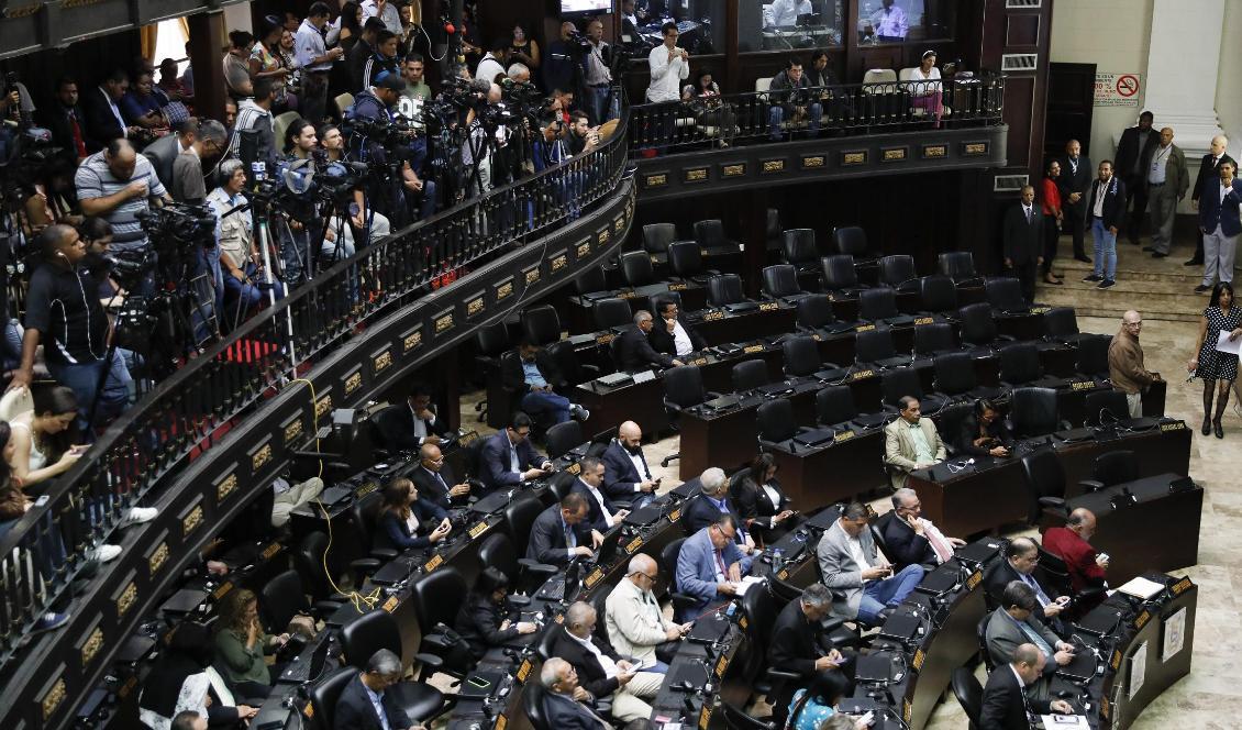 Venezuelas nationalförsamling under tisdagen. De tomma platserna tillhör det regerande socialistpartiet, vars medlemmar efter tre år ska återvända till församlingen. Foto: Ariana Cubillos/AP/TT