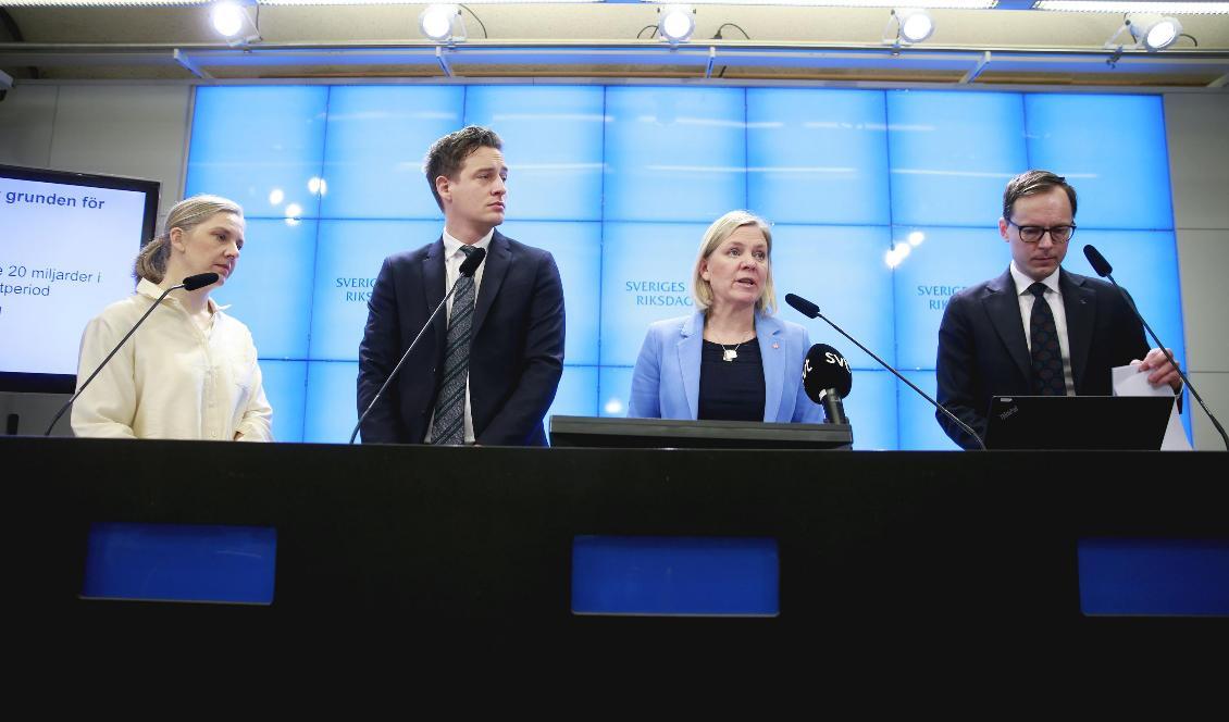 Karolina Skog (MP), Emil Källström (C), finansminister Magdalena Andersson S) och Mats Persson (L) presenterar nya satsningar under en pressträff i riksdagens presscenter. Det blir fem nya miljarder till kommunsektorn. Foto: Fredrik Persson/TT