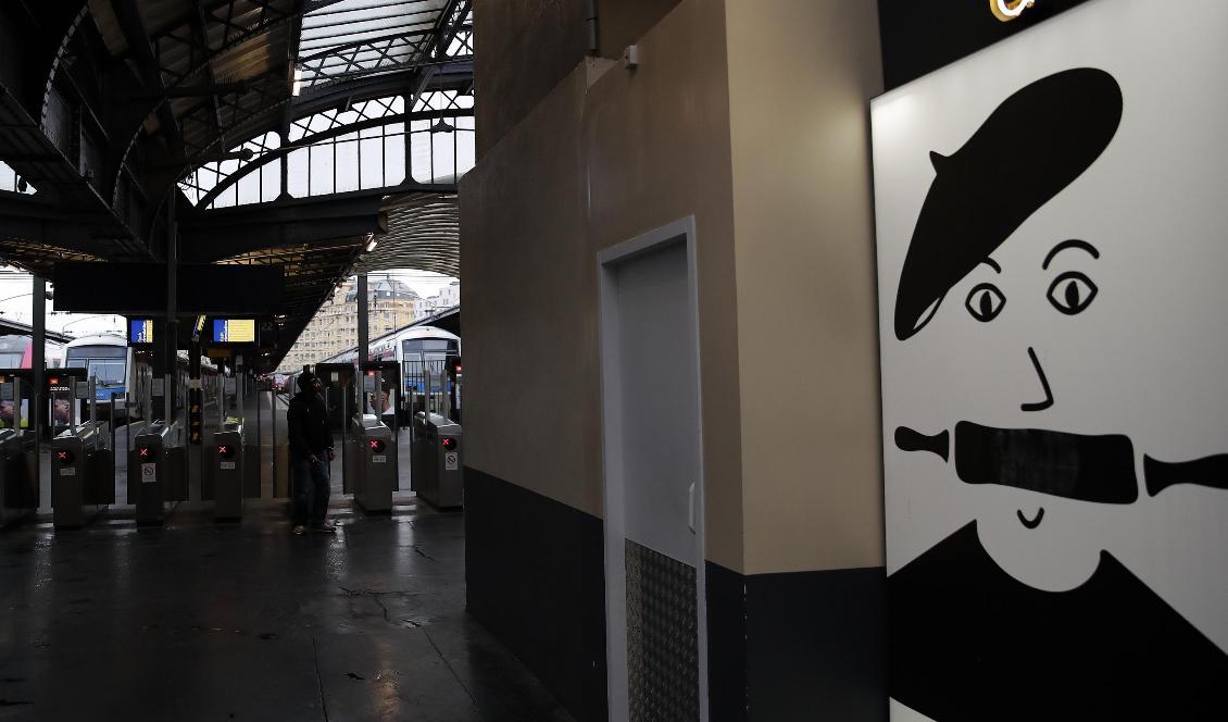 Tågperronger på stationen Gare de L'Est i Paris står tomma då strejken stoppat stor del av trafiken. Foto: Francois Mori/AP/TT