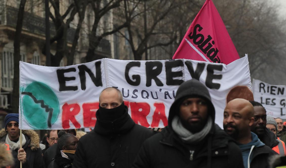 Nya protester mot den franska regeringens pensionsreform genomfördes på lördagen i Paris. Demonstrationer och strejker mot förslaget har lamslagit delar av Frankrike i en månad. Bilden är från demonstrationen i Paris förra lördagen. Foto: Michel Euler/AP/TT