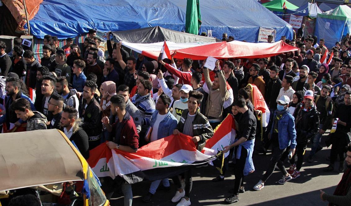Regeringskritisk demonstration i Iraks huvudstad Bagdad. Bilden är från julaftonen. Foto: Khalid Mohammed/AP/TT