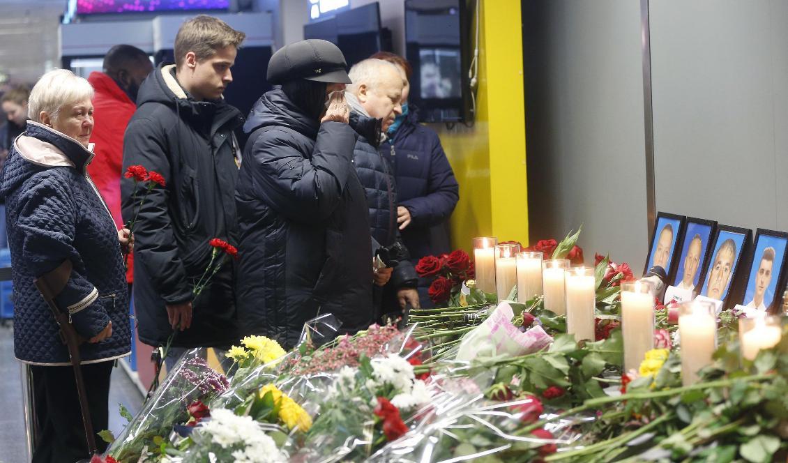 
Nedskjutningen i Iran väcker känslor i många länder. Bild från en minnesplats vid Kievs flygplats Borispil i förra veckan. Foto: Efrem Lukatsky/AP/TT                                                