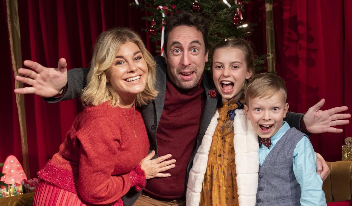 Pernilla Wahlgren, Per Andersson och barnen Elisabeth Drejenstam Papadogeorgou och Elis Nyström spelar tomtefamiljen i årets julkalender "Panik i tomteverkstan". Foto: Fredrik Sandberg/TT-arkivbild
