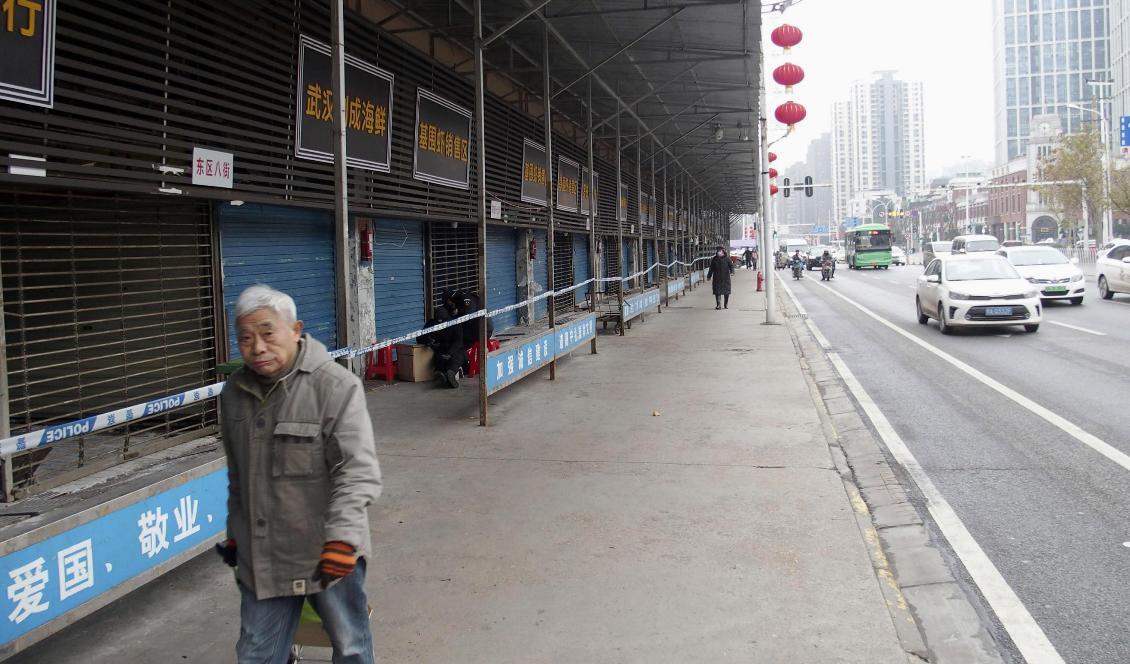 En man passerar den igenbommade marknaden i Wuhan, där utbrottet tros ha börjat. Foto: AP/TT
