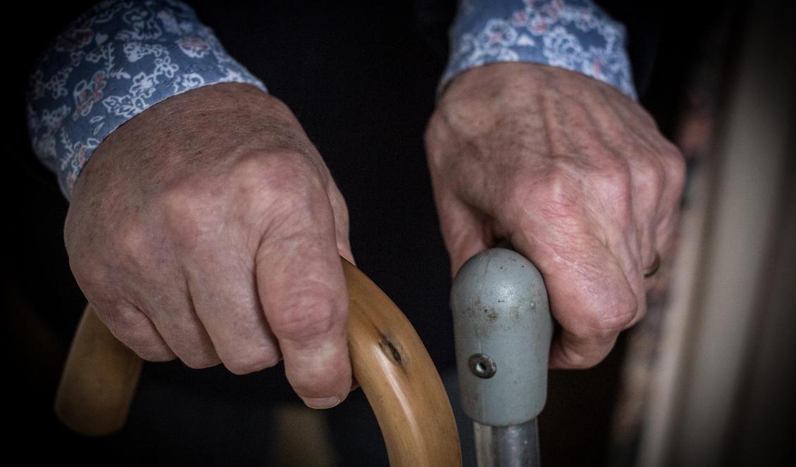 

Sex av tio kommuner gör besparingar inom äldreomsorgen. Foto: Matt Cardy/Getty Images                                                                                                