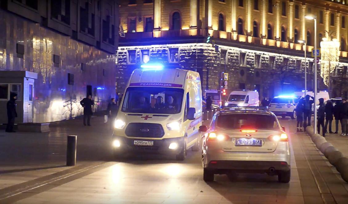 Ambulanser utanför den ryska säkerhetstjänsten FSB:s byggnad i centrala Moskva, där en angripare öppnat eld på torsdagen. Foto: Ilya Varlamov/AP/TT