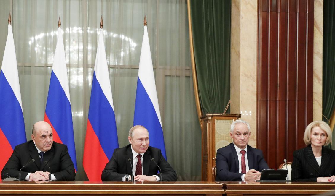 
Rysslands president Vladimir Putin (nummer två från vänster), nye premiärministern Michail Misjustin (till vänster), förste vice premiärminister Andrej Belousov (nummer två från höger) och andra vice premiärminister Viktoria Abramtjenko. Foto: Dmitry Astakhov/AP/TT                                                