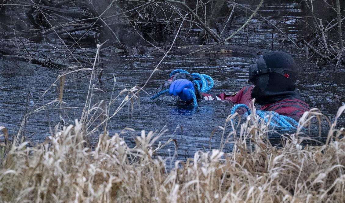 
Dykare från sjöpolisen söker i Vramsån i Tollarp på tisdagen. En 20-årig kvinna från Skåne har varit försvunnen i över en vecka. Polisen tror att hon kan ha utsatts för ett brott. Foto: Johan Nilsson/TT                                                
