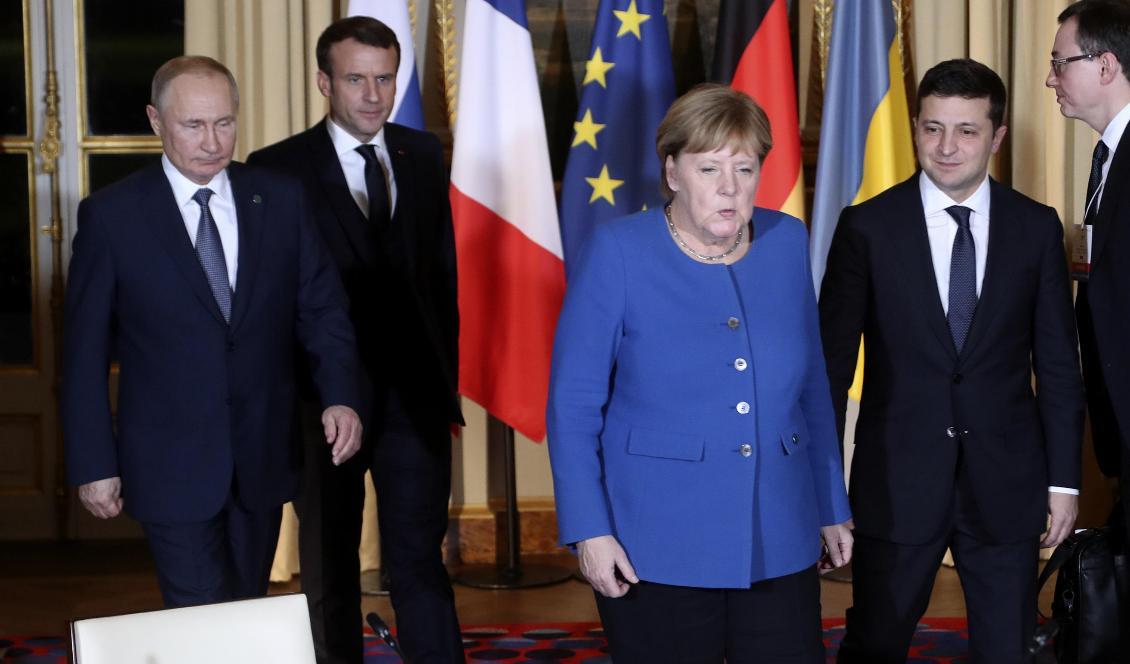 Rysslands president Vladimir Putin (till vänster), Frankrikes president Emmanuel Macron (nummer två från vänster), Tyskland förbundskansler Angela Merkel och Ukrainas president Volodymyr Zelenskyj (längst till höger) håller överläggningar om Ukraina i Paris. Foto: Thibault Camus/AP/TT