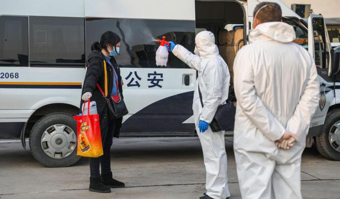 Bilden som är tagen den 3 feb, 2020, visar vårdpersonal som sprayar desinfektionsmedel på en patient som ska tillbaka in i karantän efter att ha återvänt från ett sjukhus i Wuhan, epicentrum för det nya coronavirusutbrottet, i Kinas centrala Hubeiprovins. Foto: STR/AFP via Getty Images