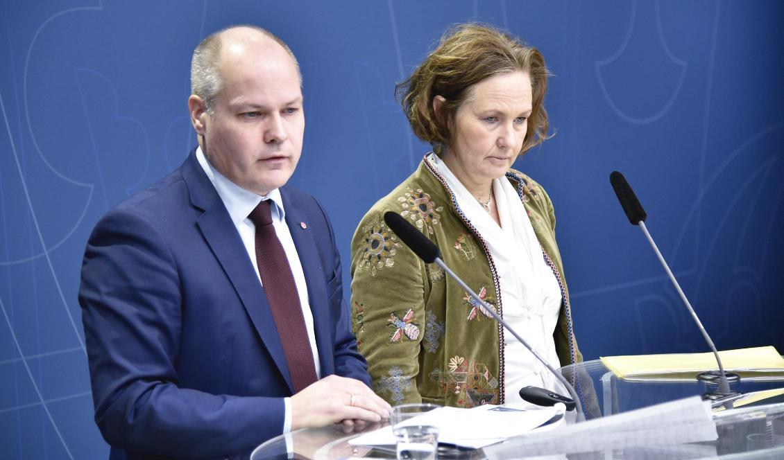 Utreseförbud ska skydda barn som riskerar att giftas bort utomlands, enligt justitie- och migrationsminister Morgan Johansson (S) och Juno Blom, partisekreterare för Liberalerna. Foto: Lars Schröder/TT