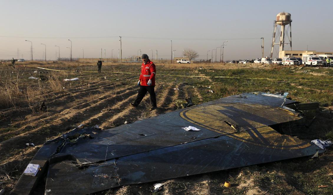 En räddningsarbetare vid platsen där planet kraschade den 8 januari. Foto: Ebrahim Noroozi/AP/TT-arkivbild