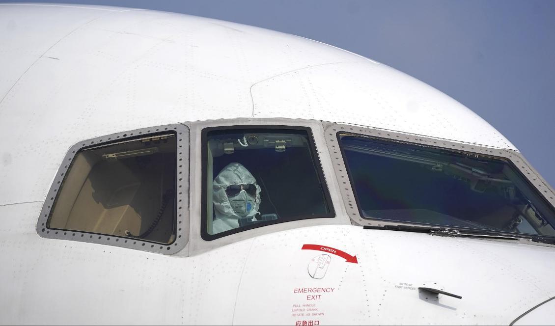 


En pilot i skyddsutrustning i ett flygplan på flygplatsen i Wuhan. Foto: Cheng Min/Nya Kina/AP/TT                                                                                                                                                