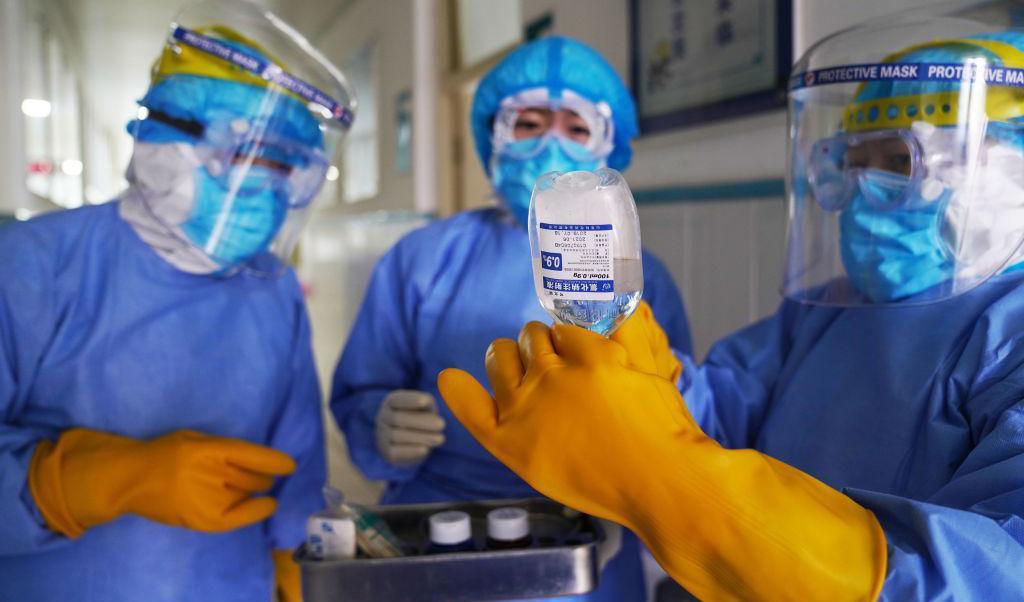 

Medicinsk personal kontrollerar läkemedel på ett sjukhus i Shandongprovinsen i Kina, den 28 jan. 2020. Foto: STR/AFP via Getty Images                                                                                                