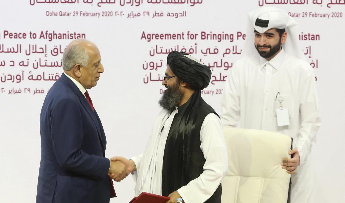 
USA:s särskilde sändebud Zalmay Khalilzad och talibanrörelsens chefsförhandlare Mulla Baradar skakar hand efter att ha undertecknat avtalet. Foto: Hussein Sayed                                                