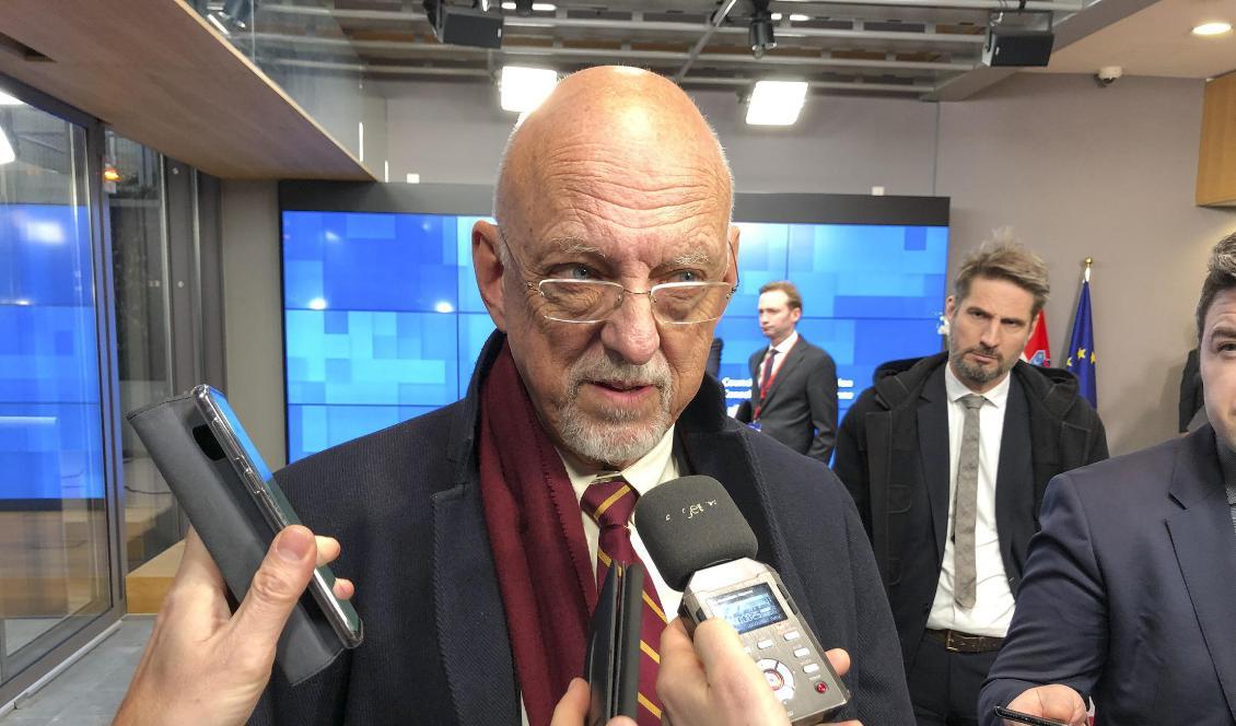 EU-minister Hans Dahlgren på väg in till måndagens EU-möte i Bryssel. Foto: Wiktor Nummelin/TT