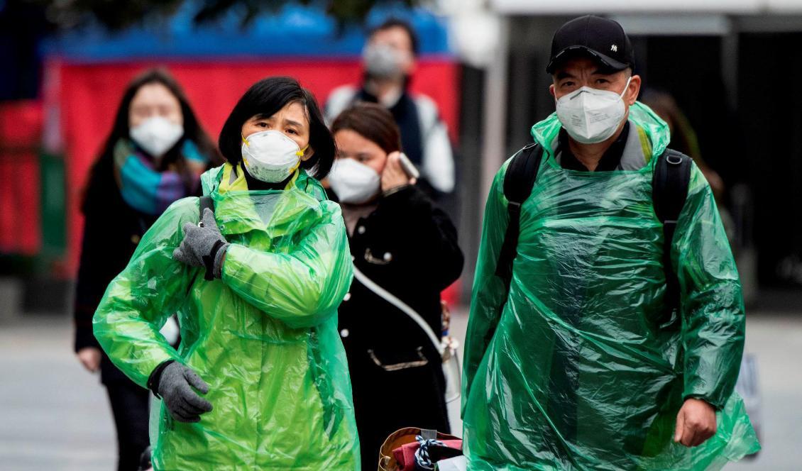 Människor i skyddsmasker anländer till en tågstation i Shanghai den 10 februari, 2020. Foto: Noel Celis/AFP via Getty Images