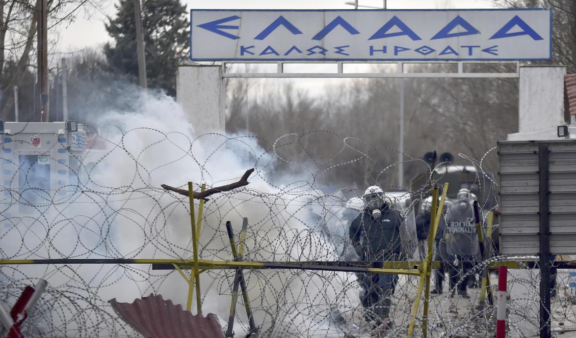 Grekisk gränspolis försöker hålla tillbaka migranter som försöker ta sig in i Grekland med tårgas. Foto: Ismail Coskun