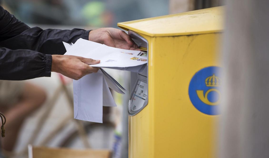 Postnord har börjat se hårdare på att brev inte frankeras rätt. En kvinna i Kristianstad har fått en faktura, eftersom hon tagit emot en födelsedagshälsning som var frankerad med 50 öre för lite. Foto: Emil Langvad/TT-arkivbild