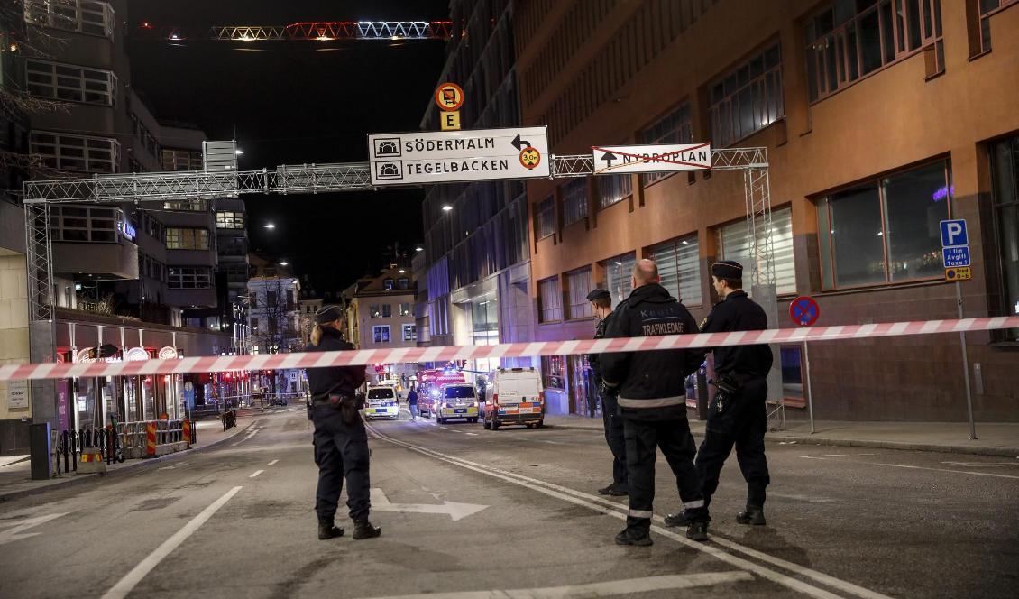 Under söndagskvällen inträffade en läcka i en vattenledning på Norrlandsgatan i centrala Stockholm. Läckan stoppades men en lyftkran i närheten riskerar eventuellt att välta då vattnet kan ha underminerat marken där kranen står. Foto: Fredrik Persson/TT