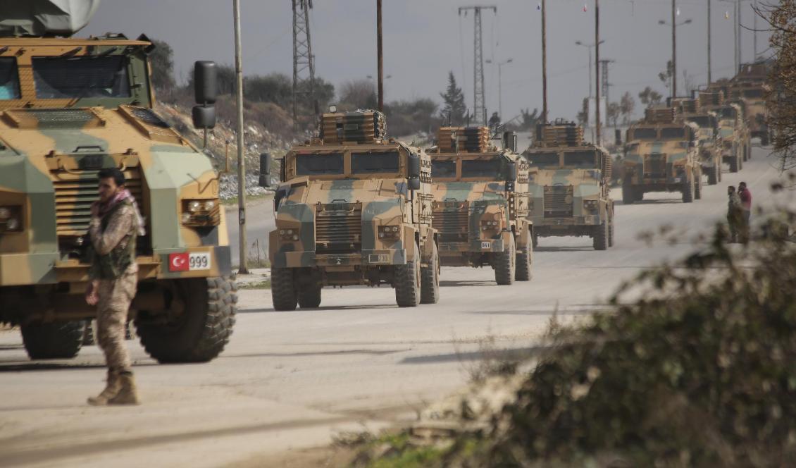 En turkisk militärkonvoj i Idlib på lördagen. En turkisk soldat dödades av artillerield under dagen. Foto: Ghaith Alsayed/AP/TT