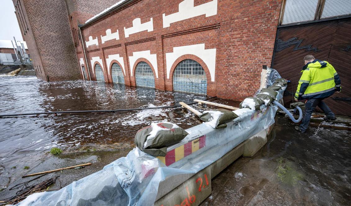 En betongbarriär utanför turbinhallen till vattenkraftverket i centrala Ljungby där Lagans vatten på tisdagen fortfarande når upp till fönstren. Foto: Johan Nilsson/TT
