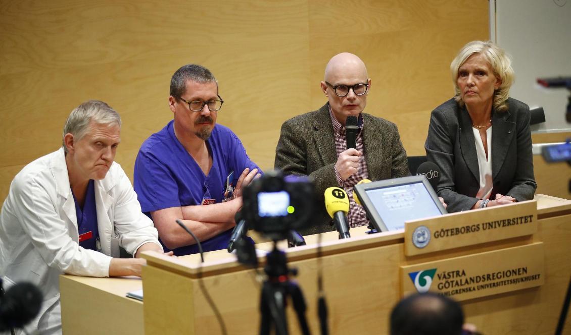 Per Karlsson, förste chefsläkare, Lars Magnus Andersson, docent och verksamhetschef vid infektionskliniken, Thomas Wahlberg, smittskyddsläkare och Ann Söderström, hälso- och sjukvårdsdirektör, Västra Götalandsregionen vid en presskonferens på onsdagskvällen. Foto: Thomas Johansson/TT