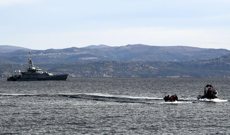 Europeiska gräns- och kustbevakningsbyrån Frontex har redan insatser i Grekland, bland annat i samband med migranter som kommit från Turkiet till havs. Bilden är från en Frontexinsats vid ön Lesbos. Foto: Michael Varaklas/AP/TT