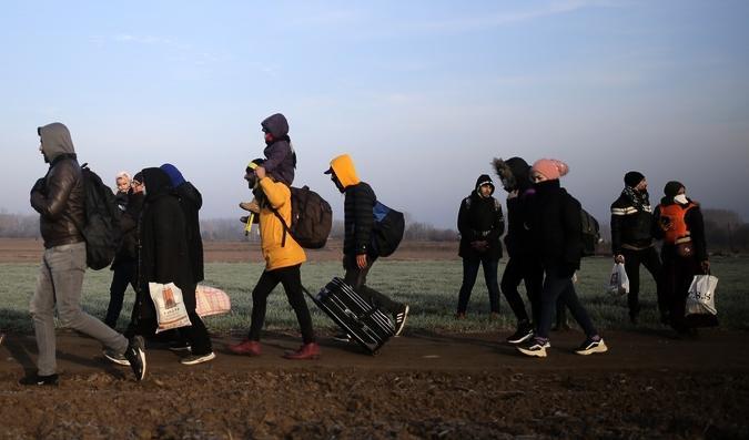 Migranter fotvandrar mot gränsövergången vid grekiska Pazarakule på söndagsmorgonen. Foto: Emre Tazegul/AP/TT