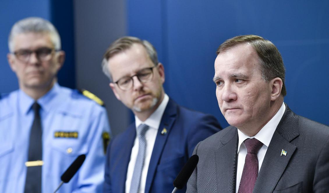 Rikspolischef Anders Thornberg, inrikesminister Mikael Damberg (S) och statsminister Stefan Löfven (S) på fredagens pressträff. Foto: Anders Wiklund/TT