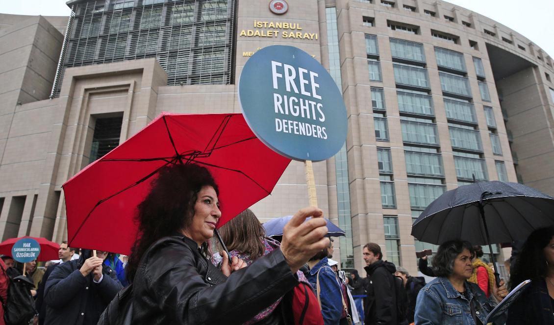 Människorättsaktivister i protest i Istanbul, sedan elva personer från bland annat människorättsorganisationer ställts inför rätta anklagade för terrorism. Foto: Lefteris Pitarakis-arkivbild