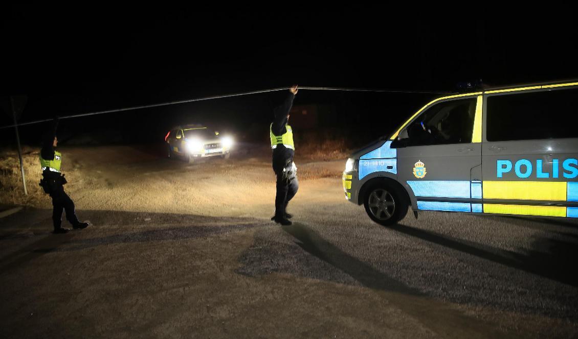 Medan bilbranden släcktes hittades tre döda personer, en man och två barn. Foto: Staffan Claesson/TT
