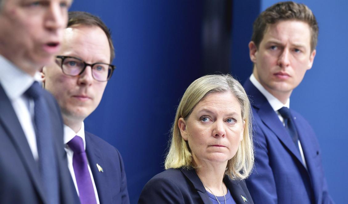 

Finansmarknadsminister Per Bolund (MP), Mats Persson ekonomisk-politisk talesperson Liberalerna, finansminister Magdalena Andersson, och Emil Källström ekonomisk-politisk talesperson Centerpartiet, under en pressträff i Rosenbad. Foto: Jessica Gow/TT                                                                                                