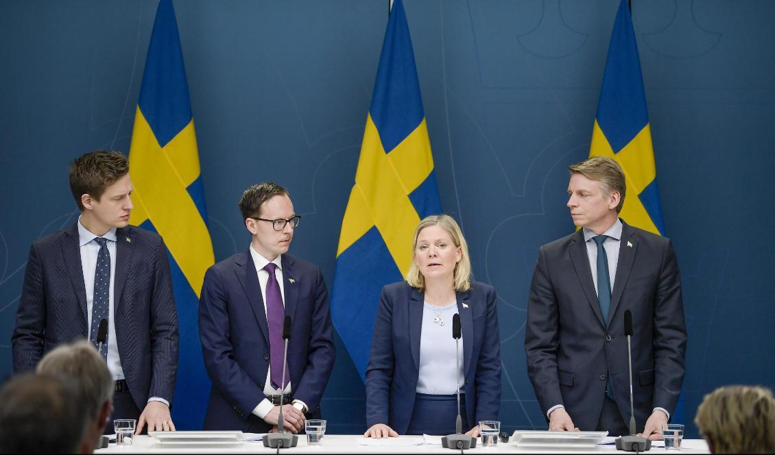 Ekonomisk-politiska talespersonerna Emil Källström (C) och Mats Persson (L), finansminister Magdalena Andersson (S) och finansmarknads- och bostadsminister Per Bolund (MP) under en pressträff om nya budgetåtgärder med anledning av coronaviruset. Foto: Janerik Henriksson/TT