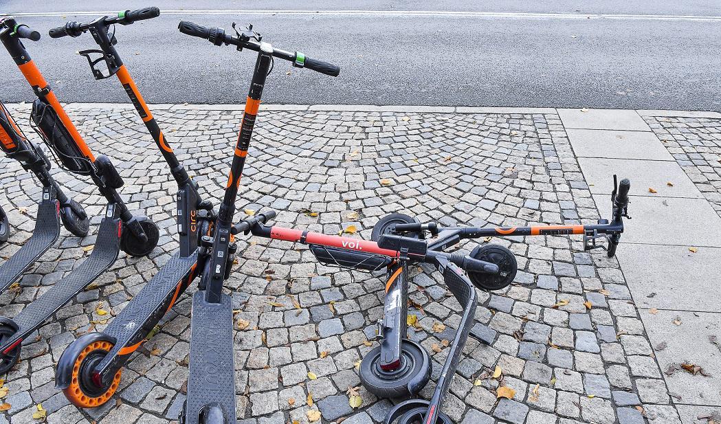 Elsparkcyklar slängs i vattnet. Foto: Jonas Ekströmer/TT-arkivbild
