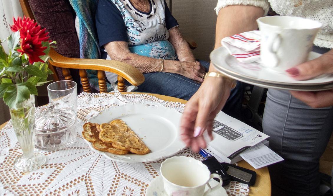 
Höga sjukskrivningstal och brist på skyddsutrustning. Trycket på en redan hårt ansatt hemtjänst ökar när coronaviruset fortsätter spridas i Sverige. Foto: Gorm Kallestad/TT-arkivbild                                                