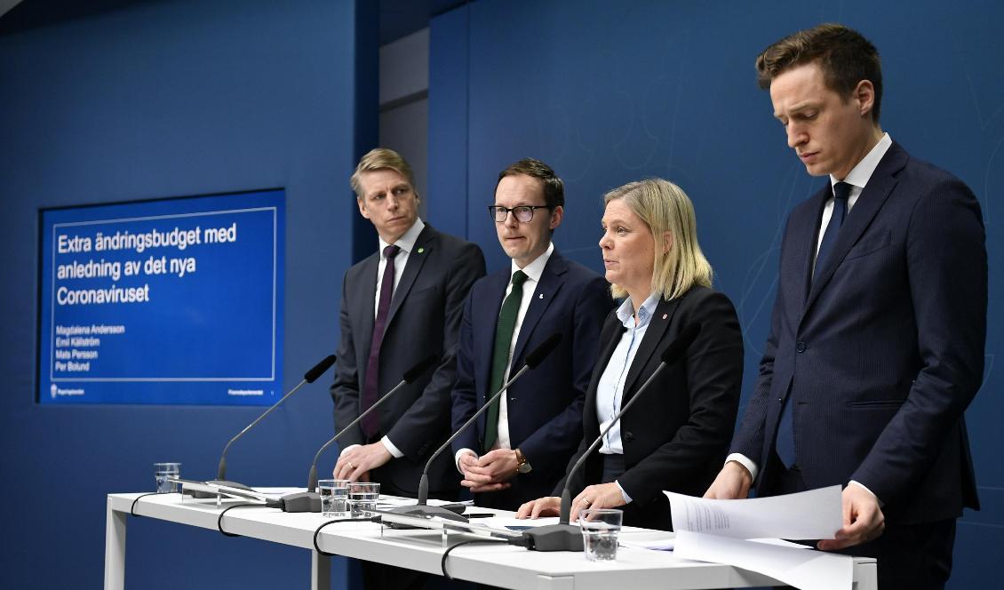 

Fån vänster finansmarknadsminister Per Bolund (MP), Liberalernas ekonomisk-politiska talesperson Mats Persson, finansminister Magdalena Andersson (S) och Centerns ekonomisk-politiska talesperson Emil Källström under pressträffen om en extra ändringsbudget med anledning av det nya coronaviruset. Foto: Anders Wiklund/TT                                                                                                