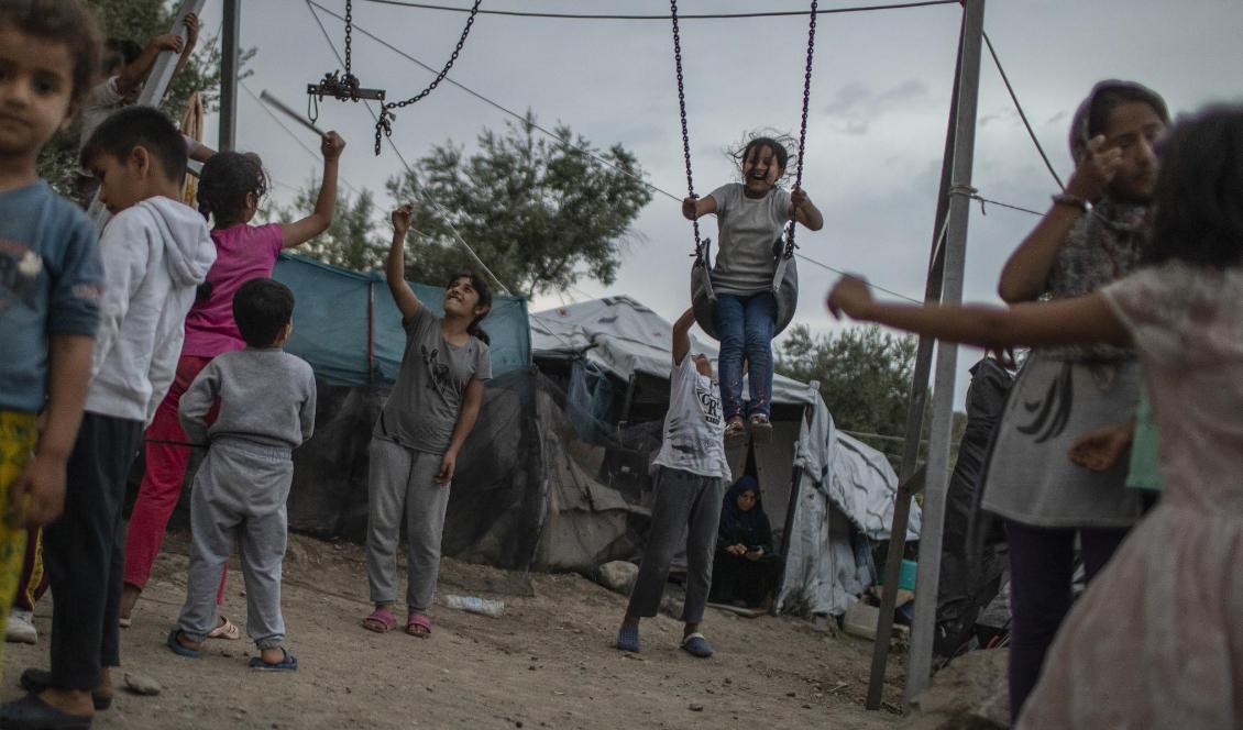 Barn leker i flykting- och migrantlägret Moria på den grekiska ön Lesbos. Foto: Petros Giannakouris/AP/TT-arkivbild