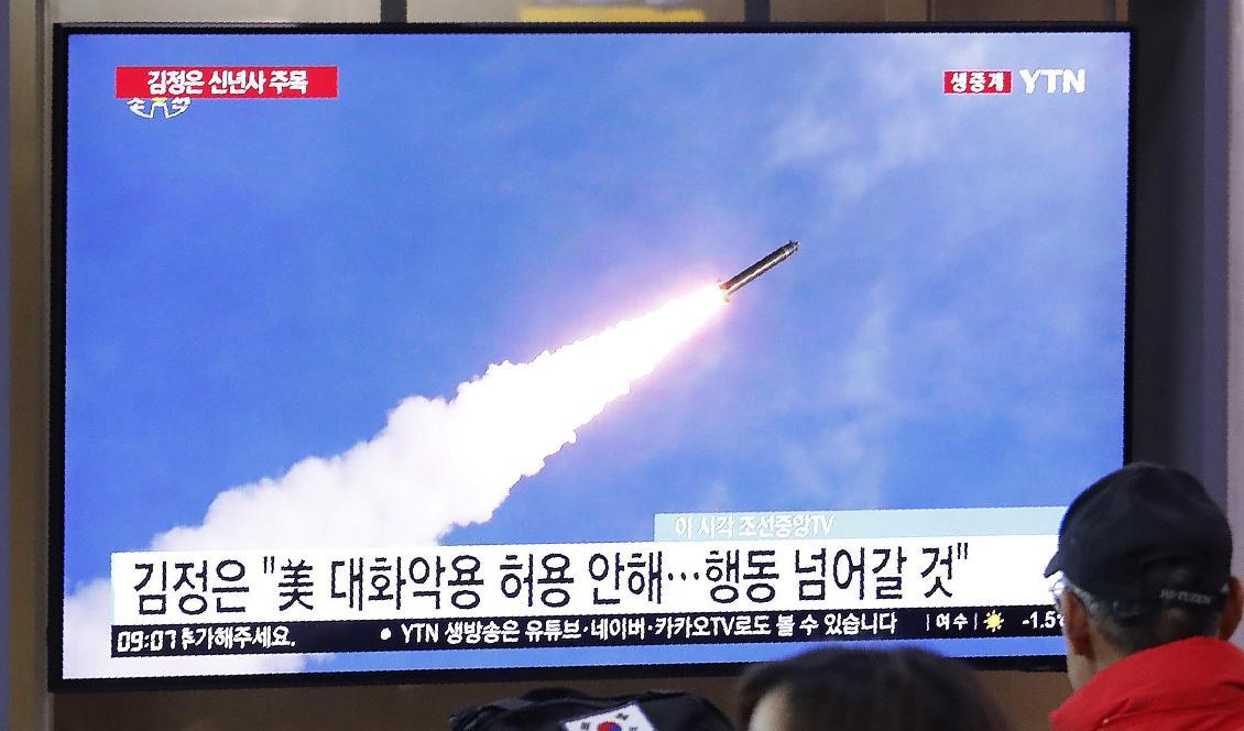 En tv-skärm visar en bild på en av Nordkoreas tidigare robot-uppskjutningar. Foto: Ahn Young-joon/AP/TT-arkivbild