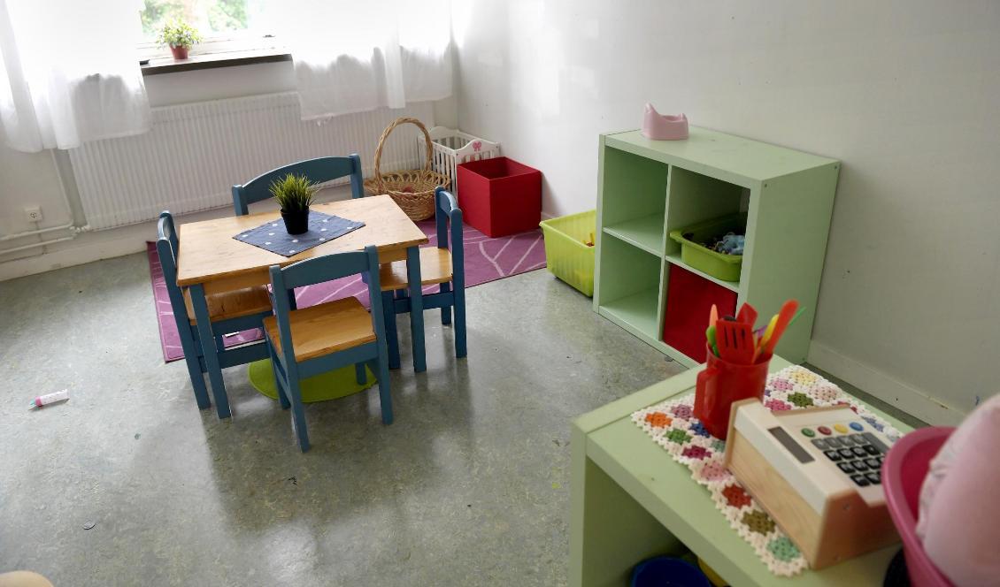 

En förskola i Göteborg ska stängas i minst två veckor efter att en person smittats av coronaviruset. Foto: Janerik Henriksson/TT-arkivbild                                                                                                