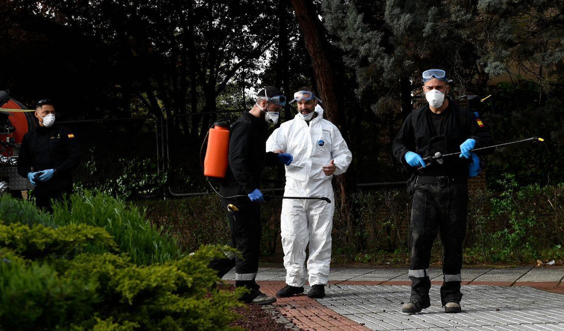 
Medlemmar i Spaniens militära katastrofenhet, UME, desinficerar vid ett boende för äldre i Madrid den 1 april 2020. Foto: Pierre-Philippe Marcou/AFP via Getty Images                                                