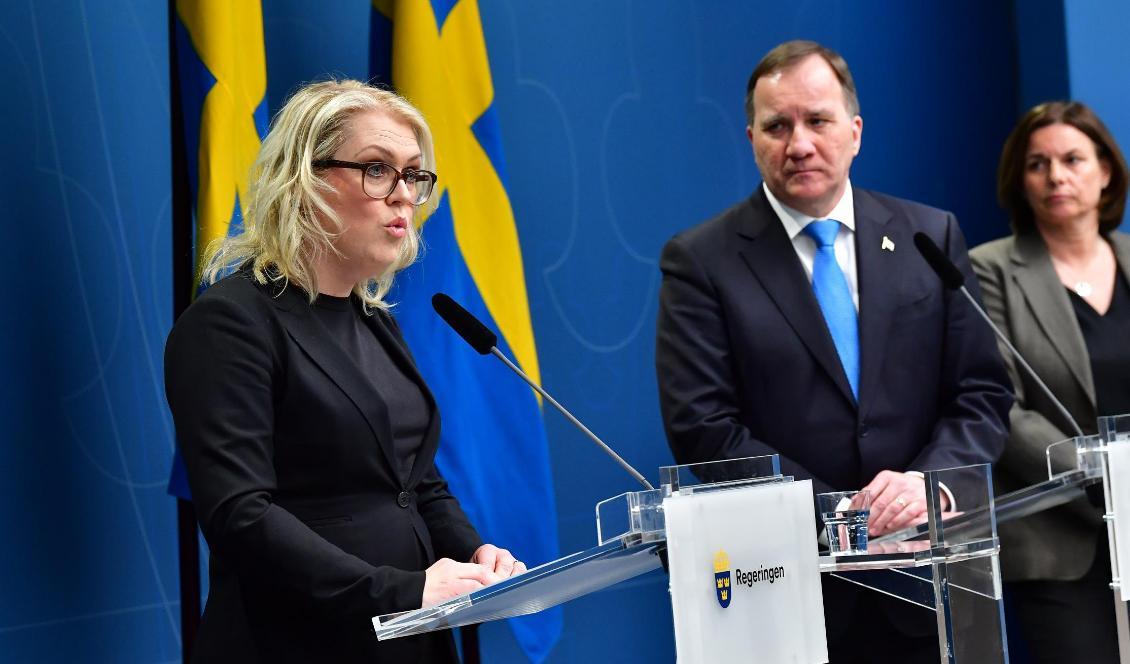 Pressträff med socialminister Lena Hallengren (S), statsminister Stefan Löfven (S) och vice statsminister Isabella Lövin (MP) gällande fortsatta restriktioner i samhället kring covid-19. Foto: Jonas Ekströmer/TT