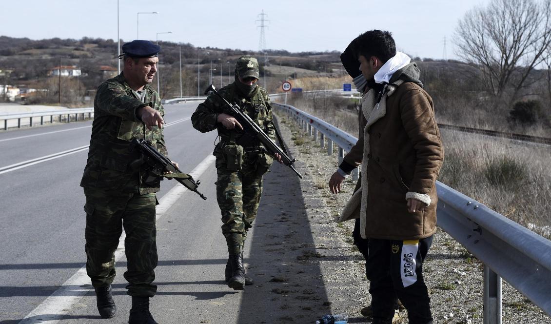 Grekiska armén tar till fånga flyktingar i byn Mandra i Evrosregionen. Foto: Giannis Papanikos/AP/TT